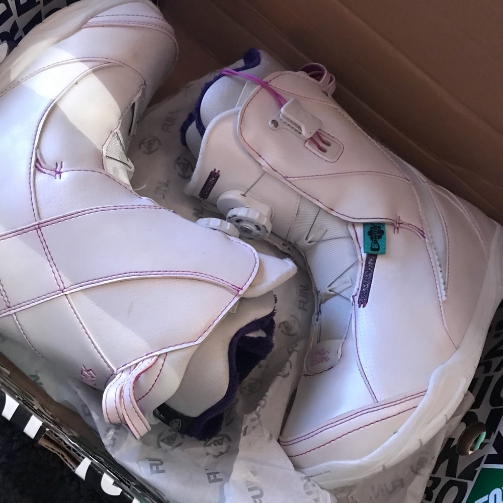 Women’s brand new snowboarding boots